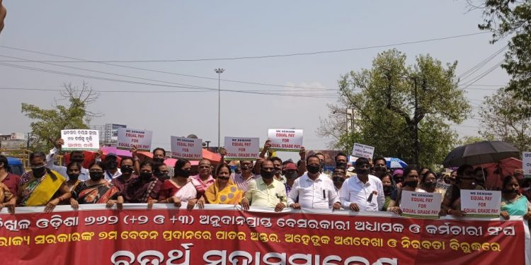 Teachers, staff of Non-Govt Aided colleges hold rally in Bhubaneswar demanding equal pay