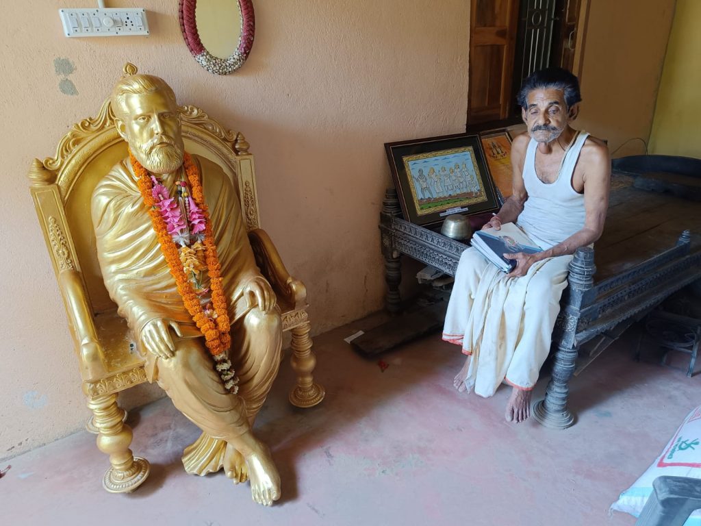 Rabindranath Das with the statue of Utkalmani Gopabandhu Das