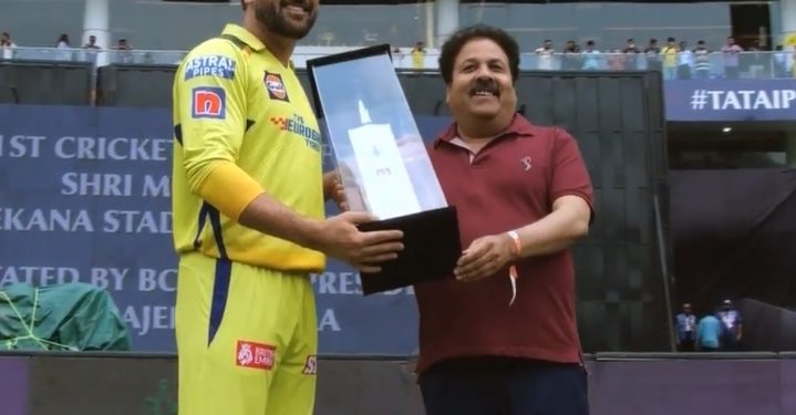 IPL 2023: Dhoni felicitated by BCCI vice-president for his first match at Ekana Cricket Stadium. (Credit : @ShuklaRajiv/twitter)