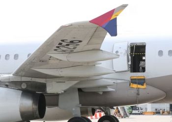 An Asiana Airlines plane lands safety with a door unlocked at a South Korean Airport (Image: Reuters)