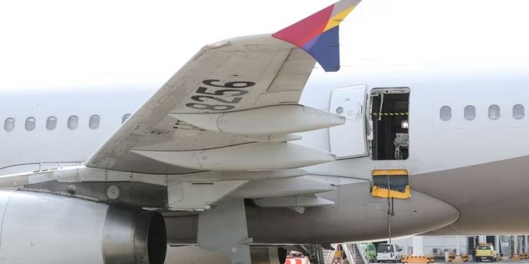 An Asiana Airlines plane lands safety with a door unlocked at a South Korean Airport (Image: Reuters)