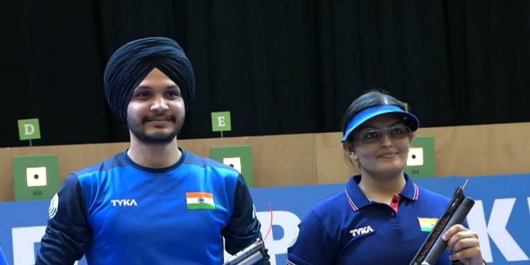 The Indian shooting duo of Divya Subbaraju Thadigol and Sarabjot Singh wins gold in the 10m air pistol mixed event at the ISSF Shooting World Cup (Image: KhelNow/Twitter)