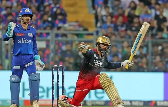 Du Plessis, Maxwell fifties power RCB to 199/5 Mumbai: A fourth century stand of the season between Faf du Plessis and Glenn Maxwell took Royal Challengers Bangalore to 199 for five against Mumbai Indians in the IPL here Tuesday. After RCB were rocked early by Jason Behrendorff (4-0-36-3) who struck twice in the powerplay, du Plessis (65 off 41) and Maxwell (68 off 33) teamed up to expose MI's bowling troubles once again while making the most of the perfect batting conditions at the Wankhede Stadium. Du Plessis and Maxwell added 120 runs for the fourth wicket off just 62 balls, powering RCB's charge after Mumbai Indians made early inroads with Virat Kohli (1) and Anuj Rawat (6) falling early. Maxwell was in his element as he played some outstanding strokes, hitting four sixes and eight fours to record his fourth half-century this season. On the other hand, du Plessis, dropped by Nehal Wadhera in the first over when he was yet to open his account, was equally impressive with his strokeplay, attacking fast bowlers and spinners alike to get to his sixth half-century. Du Plessis also extended his lead at the top of the list for the highest run-getters this year, reaching 576 runs in 11 matches at an average of 64. But to their credit, MI fought back in the second half to dismiss Maxwell, Mahipal Lomror (1) and du Plessis in quick succession, which halted RCB's charge as they could not go beyond the 200-run mark, which at one stage looked probable. Mumbai Indians' bowlers did well to allow only 68 runs in the last seven overs, putting up a far improved performance with the ball. RCB slipped from 131/2 after 13 overs to 146/5 in the 15th before Dinesh Karthik (30 off 18 balls) did well to banish his ordinary run with the bat. PTI IPL, RCB, MI