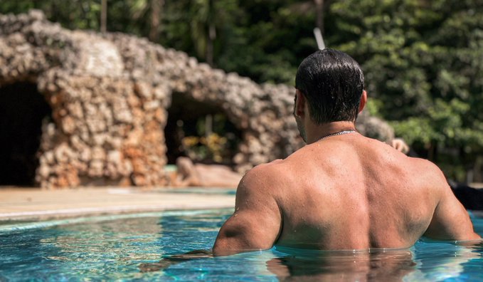 Salman Khan shares new shirtless picture in pool - OrissaPOST