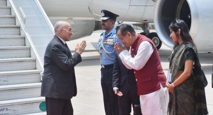 Minister of State for External Affairs Rajkumar Ranjan Singh welcoming the King Norodom Sihamoni of Cambodia at the Air Force Station, Palam (Image: MEAIndia/Twitter)