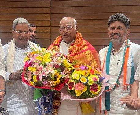 Congress President Mallikarjun Kharge with Siddaramaiah and D K Shivakumar (Image: INCIndia/Twitter)