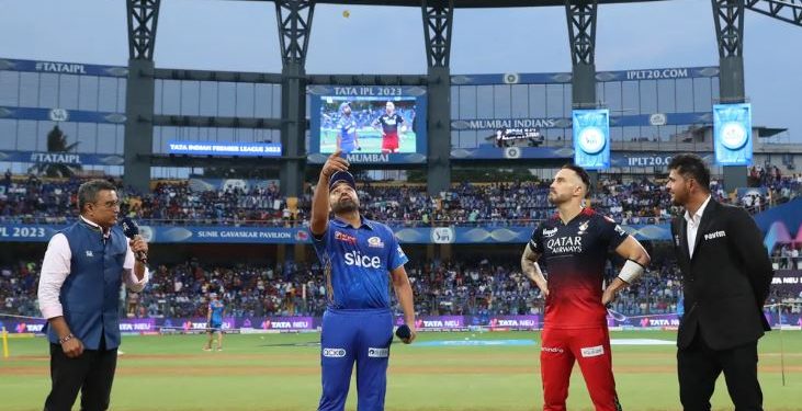 Rohit Sharma and Faf du Plessis during the toss of an IPL match between MI and RCB (Image: iplt20.com)