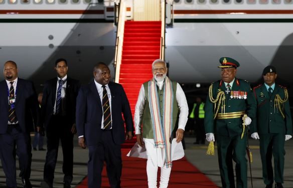 PM Narendra Modi being welcomed by his Papua New Guinean counterpart James Marape on his arrival for a state visit (Image: narendramodi/Twitter)