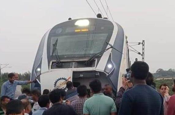 Tree branches fall on Puri-Howrah Vande Bharat train in Jajpur, stranded for hours