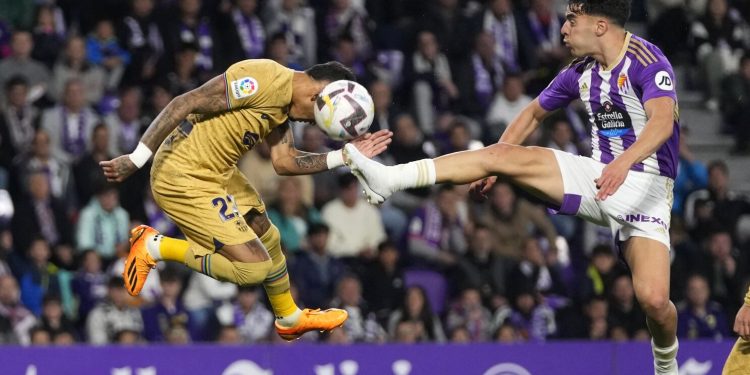 Valladolid's Alvaro Aguado, right, and Barcelona's Raphinha compete for the ball during Spanish La Liga soccer match between Valladolid and FC Barcelona at the Jose Zorrilla stadium in Valladolid, Spain, Tuesday, May 23, 2023. (AP Photo/Manu Fernandez)