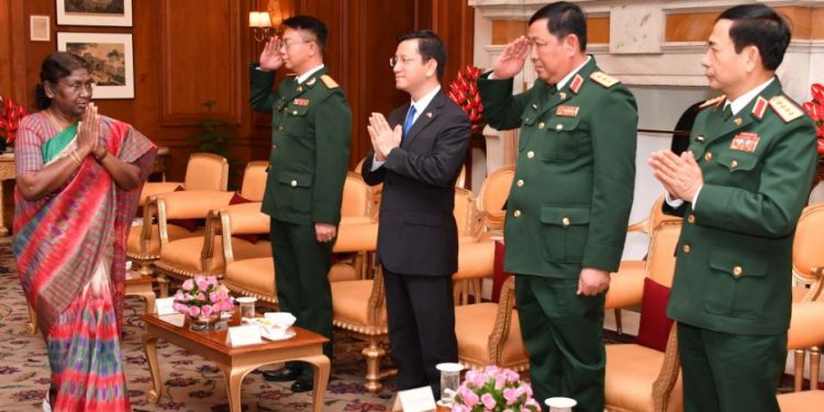 President Droupadi Murmu meets Vietnamese Defence Minister General Phan Van Giang at Rashtrapati Bhavan