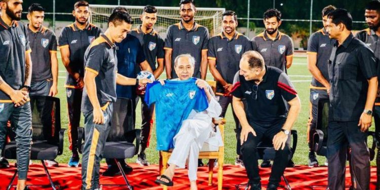 Indian Football team skipper Sunil Chettri and coach Igor Štimac presenting Indian jersey to Odisha CM Naveen Patnaik (Image: IndianFootball/Twitter)