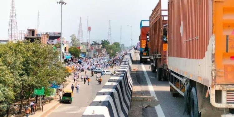 Farmers blocking National Highway-44 Delhi-Chandigarh route (Image: Twitter)