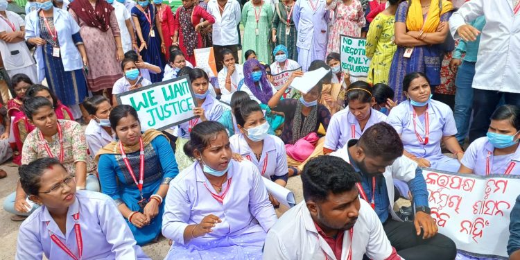 Contractual workers of Acharya Harihar Post Graduate Institute of Cancer in Cuttack