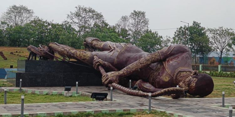 Odisha: Collapsed statue of Hockey player at Dhyanchand square near Rourkela airstrip still awaits restoration