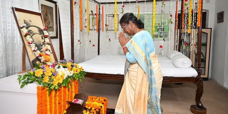 President Murmu visits birthplace of Netaji Subhas Chandra Bose in Odisha's Cuttack