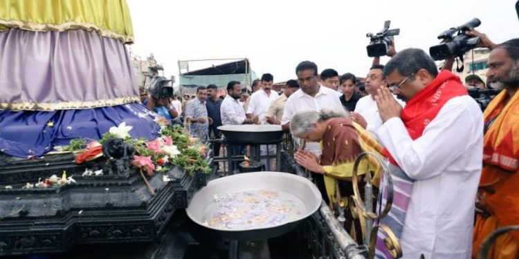 Union Finance Minister Sitharaman offers prayers in Puri Jagannath temple