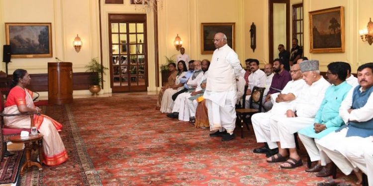 INDIA MPs' delegation meets President