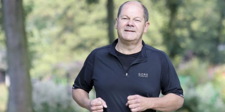 German Chancellor Olaf Scholz falls while jogging, bruises his face