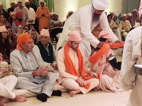 Parineeti Chopra, Raghav Chadha's picture seeking blessings in Gurudwara goes viral