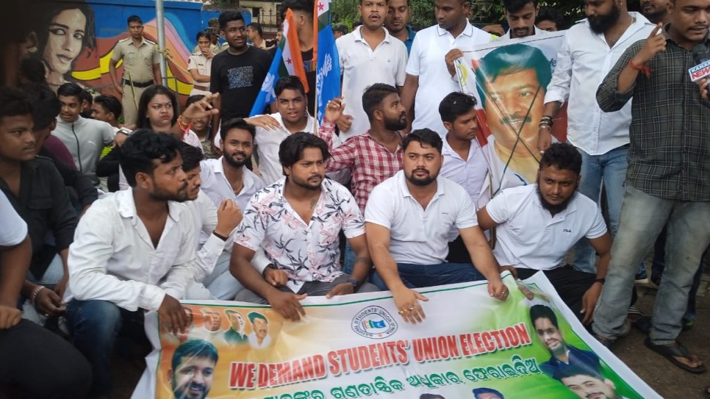 Odisha: NSUI members protest outside minister's house demanding students' union polls