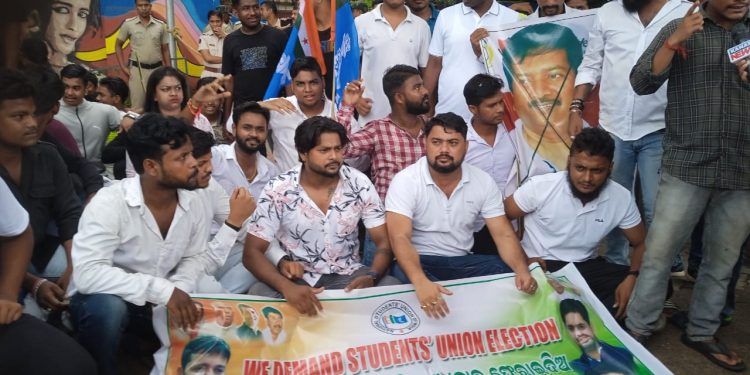 Odisha: NSUI members protest outside minister's house demanding students' union polls