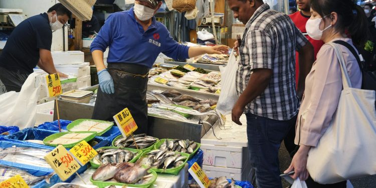 Shoppers examine seafood at a fish store in Tokyo, Japan, Sept. 25, 2023. China imposed a ban on the import of Japanese seafood on August 24, 2023, just after Japan started releasing treated water from Tokyo Electric Power Company's tsunami-crippled Fukushima Daiichi nuclear power plant. (EPA Photo)