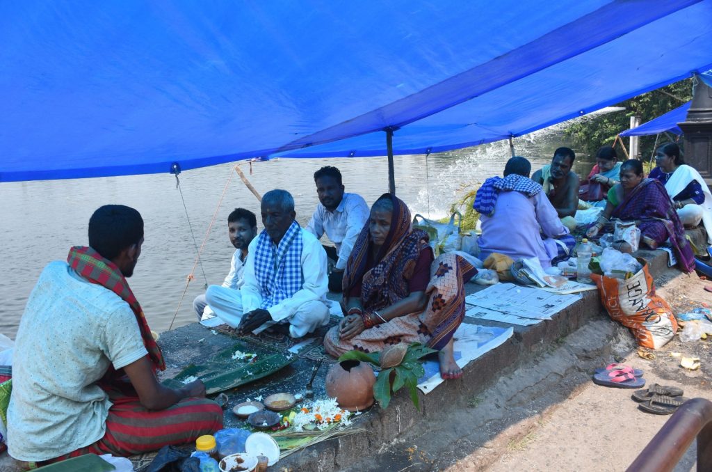 Odisha: Thousands offer 'Pinda Daan' on Mahalaya shraddhh