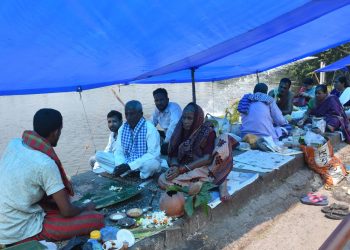 Odisha: Thousands offer 'Pinda Daan' on Mahalaya shraddhh