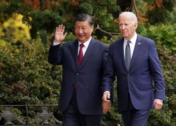 Chinese President Xi Jinping waves as he walks with US President Joe Biden at Filoli estate on the sidelines of the Asia-Pacific Economic Cooperation (APEC) summit, in Woodside, California, US, November 15, 2023. (PC: Reuters)