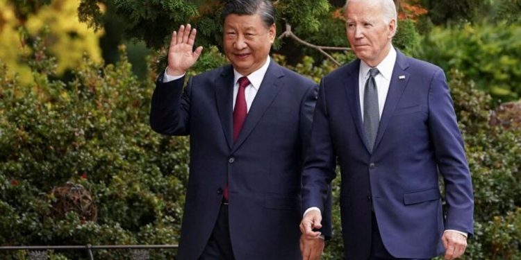 Chinese President Xi Jinping waves as he walks with US President Joe Biden at Filoli estate on the sidelines of the Asia-Pacific Economic Cooperation (APEC) summit, in Woodside, California, US, November 15, 2023. (PC: Reuters)