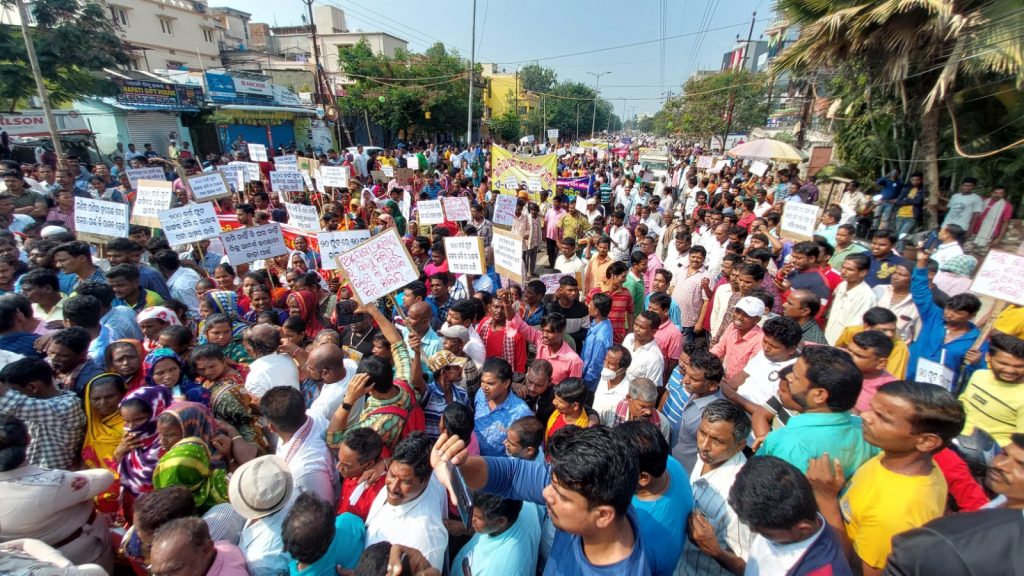 Salia Sahi slum dwellers march towards Assembly, stopped mid-way