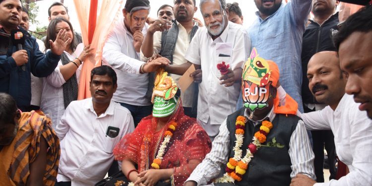 'BJP-BJD live-in couple for 25yrs': Odisha Congress organises parody wedding 