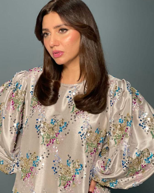 Mahira Khan channels her inner 'gorgeous, style icon' Parveen Babi