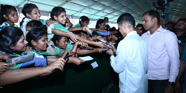 5T and Nabin Odisha Chairman Kartik Pandian interacting with students
during Nua-O programme at Sports Hostel Complex in Bhawanipur area in
Sundargarh district, Monday