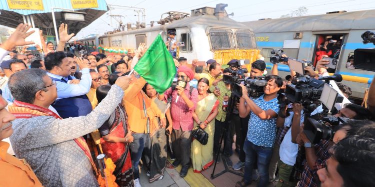 Pradhan flags off special train to Ayodhya from Sambalpur