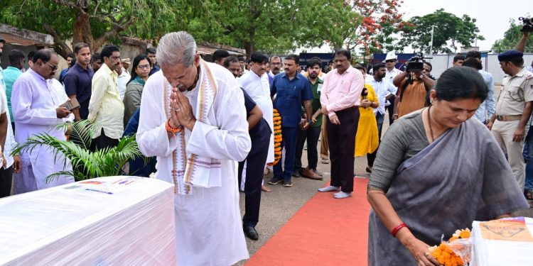 Odisha govt delegation pays homage to two workers killed in Kuwait fire tragedy