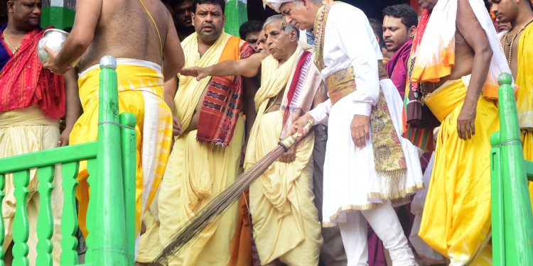 Gajapati Maharaja Dibyasingha Deb Performing ‘Chhera Panhara’ in Puri