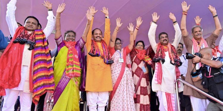 (From left) Chief Minister Mohan Charan Majhi, President Droupadi Murmu, Governor Raghubar Das, Assembly Speaker Surama Padhy,
Deputy CM Pravati Parida, Union Minister Dharmendra Pradhan and Deputy CM KV Singh Deo in an ecstatic mood after having a glimpse
of the deities on the chariots in Puri