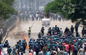 Police in Bangladesh taking on the anti-quota protesters