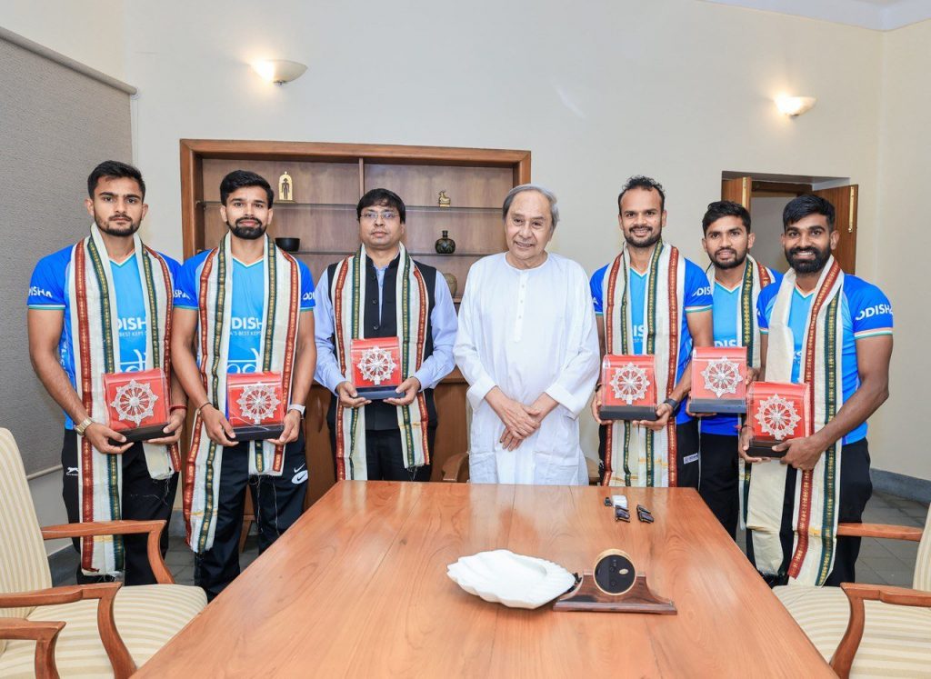 Ex-Odisha CM Naveen Patnaik felicitates Olympic bronze winning hockey team