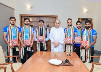 Ex-Odisha CM Naveen Patnaik felicitates Olympic bronze winning hockey team