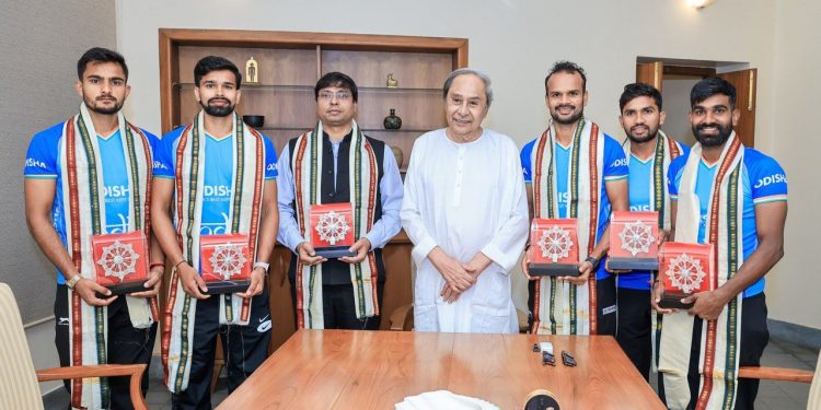 Ex-Odisha CM Naveen Patnaik felicitates Olympic bronze winning hockey team