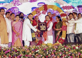 Puri: Odisha Chief Minister Mohan Charan Majhi with BJP MLAs at a rally celebrating 100 days of BJP governance, in Puri, Thursday, Sept. 19, 2024. (PTI Photo)  (PTI09_19_2024_000436B)