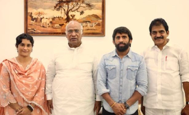 Vinesh Phogat Bajrang Punia join Congress