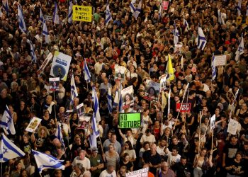 Protesters rally in Tel Aviv, Israel (PC: Florion Goga/Reuters)