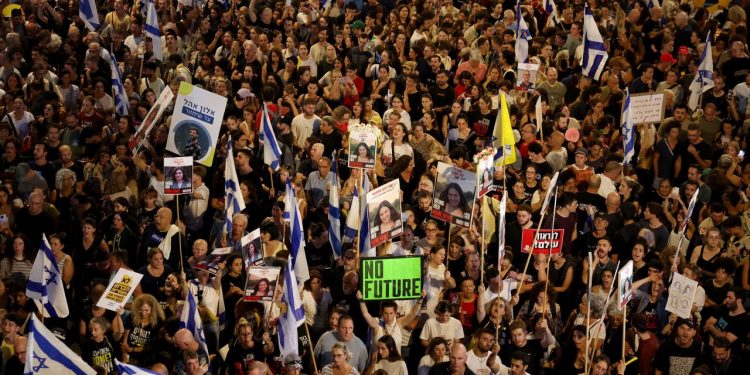 Protesters rally in Tel Aviv, Israel (PC: Florion Goga/Reuters)