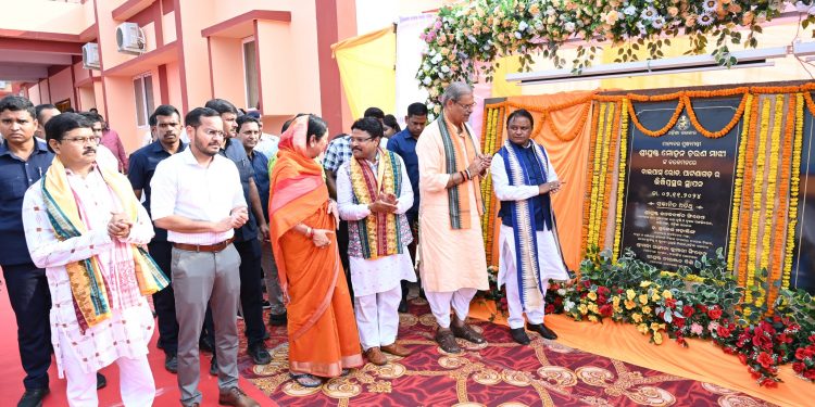 CM Majhi inaugurates, lays foundation stone of projects worth Rs 890 crore in Bolangir