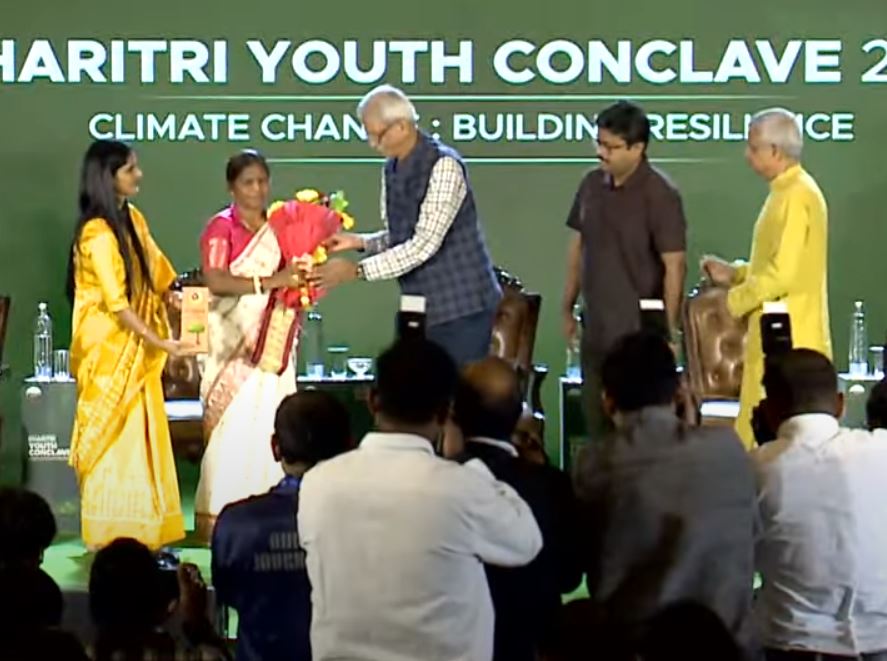 Padma Shri awardee Jamuna Tudu felicitated and gets Lifetime Achievement Award for her dedicated fight to preserve the forests in Jharkhand.