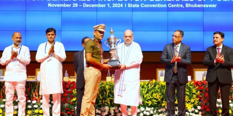 Shah presents 'Second Best Police Station' award to Pattapur PS in Odisha's Ganjam